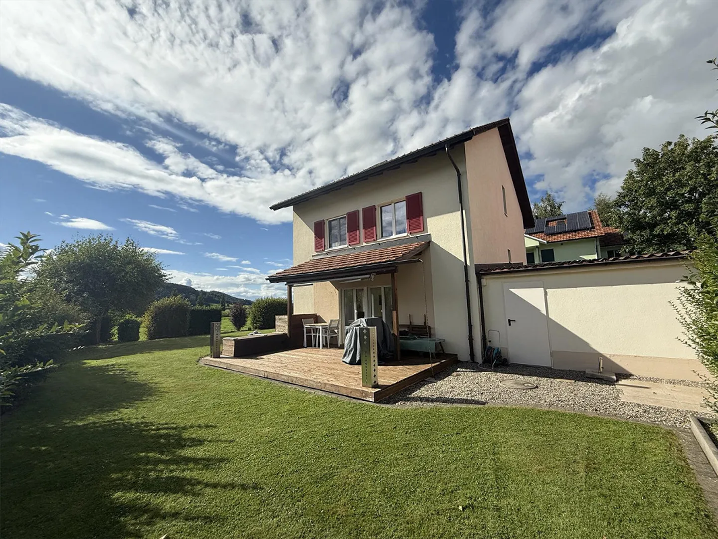 Casa unifamiliare di 5,5 stanze adatta alle famiglie con un ampio terreno - Foto 1 di 16