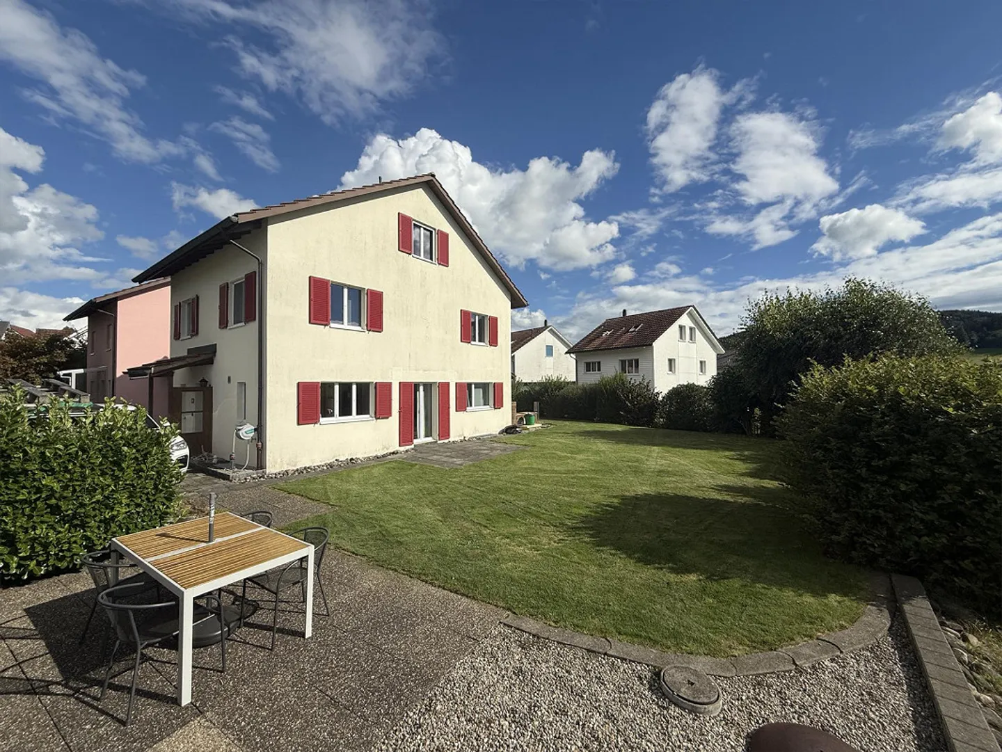 Casa unifamiliare di 5,5 stanze adatta alle famiglie con un ampio terreno - Foto 2 di 16