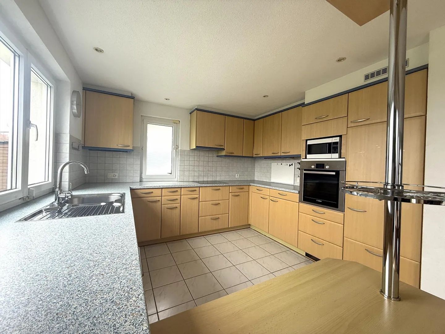 Casa unifamiliare di 5,5 stanze adatta alle famiglie con un ampio terreno - Foto 3 di 16