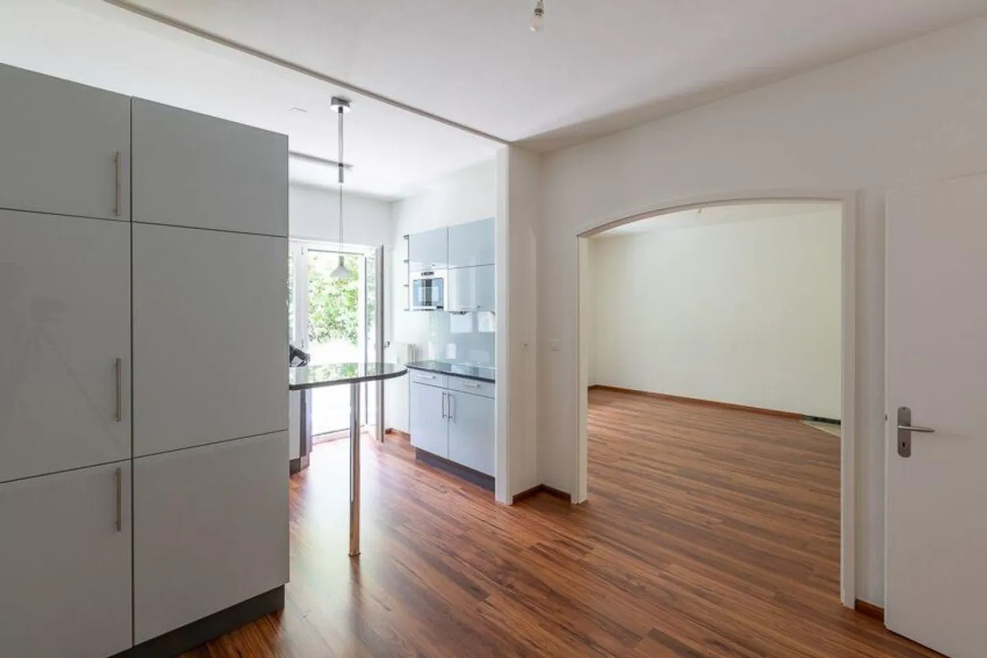 Ampio appartamento di 3,5 locali al 1° piano con area giardino - Foto 3 di 13