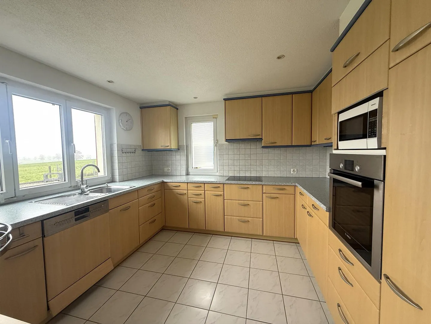 Casa unifamiliare di 5,5 stanze adatta alle famiglie con un ampio terreno - Foto 4 di 16