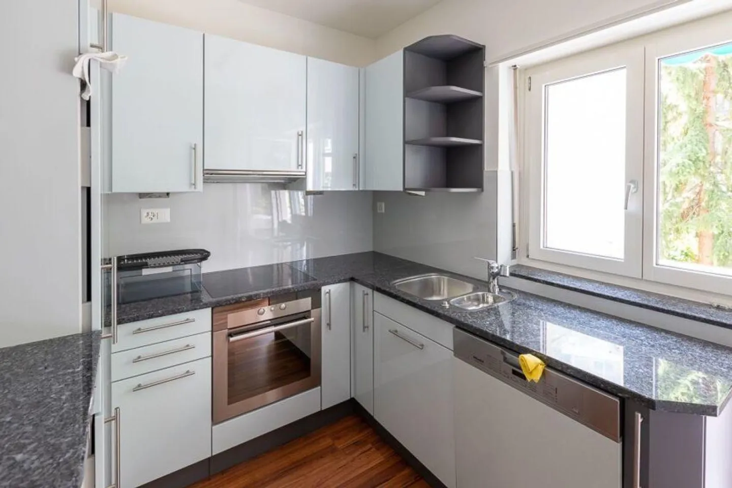 Ampio appartamento di 3,5 locali al 1° piano con area giardino - Foto 2 di 13