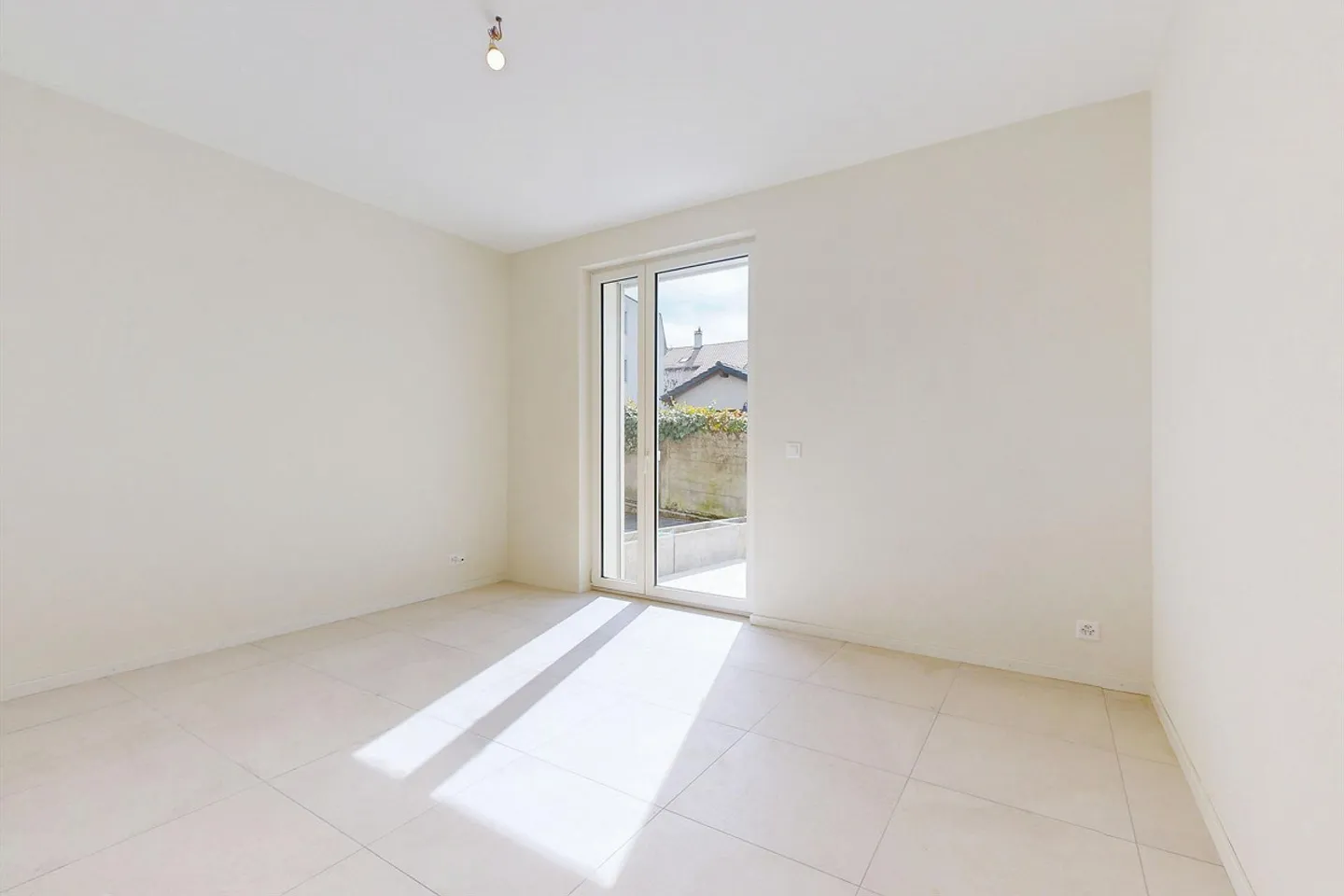 Magnificent 2.5-room apartment with large terrace - Photo 6 of 9