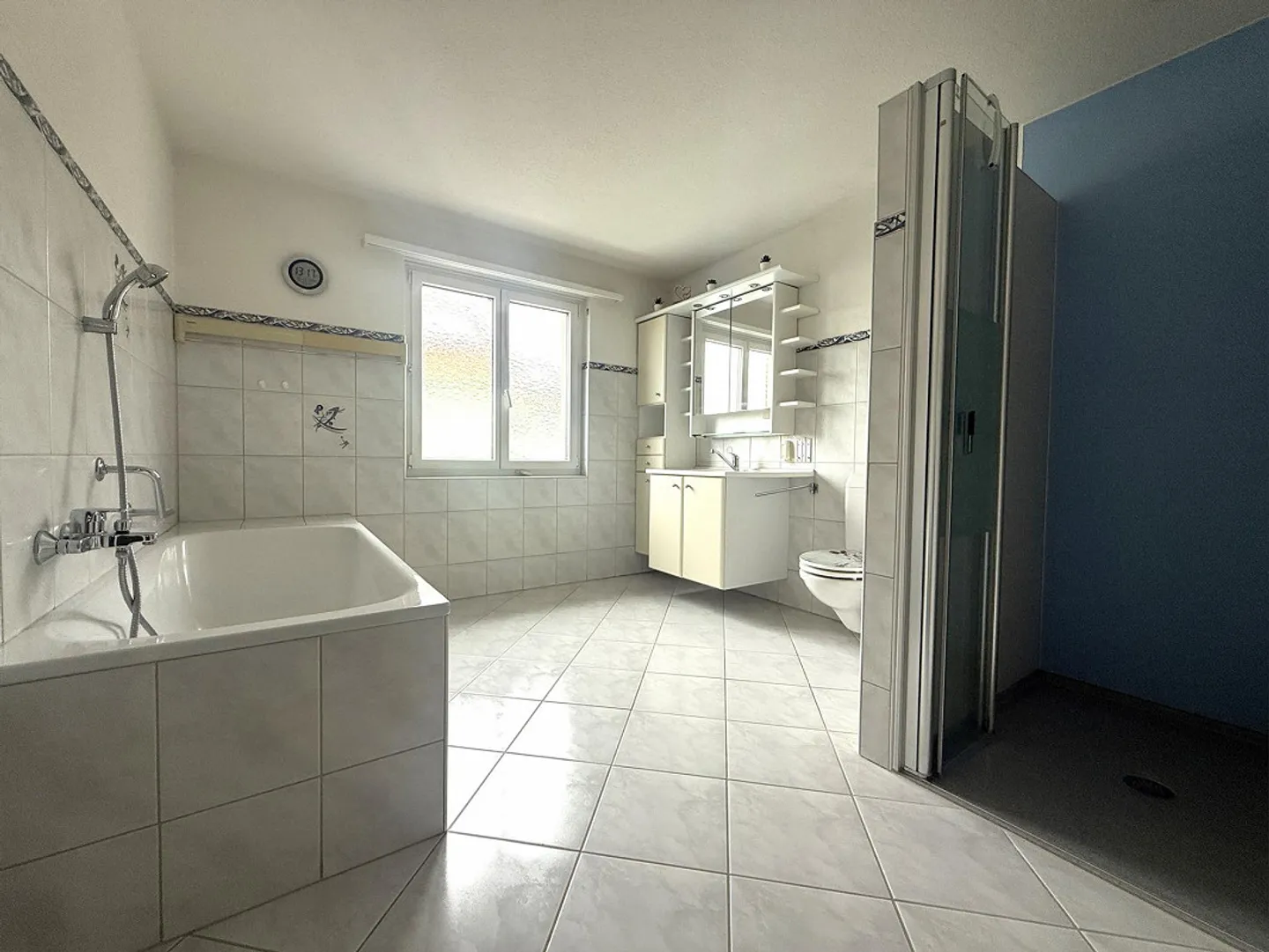 Casa unifamiliare di 5,5 stanze adatta alle famiglie con un ampio terreno - Foto 9 di 16