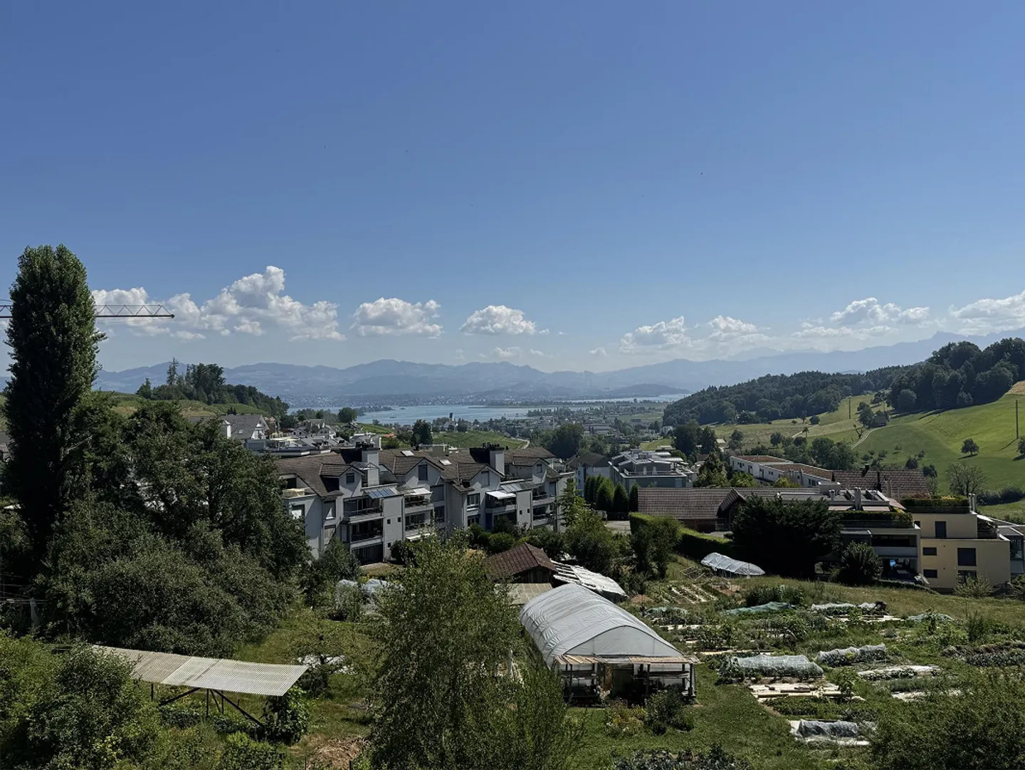 Appartamento soleggiato con vista sul lago e sulle montagne - Foto 1 di 10