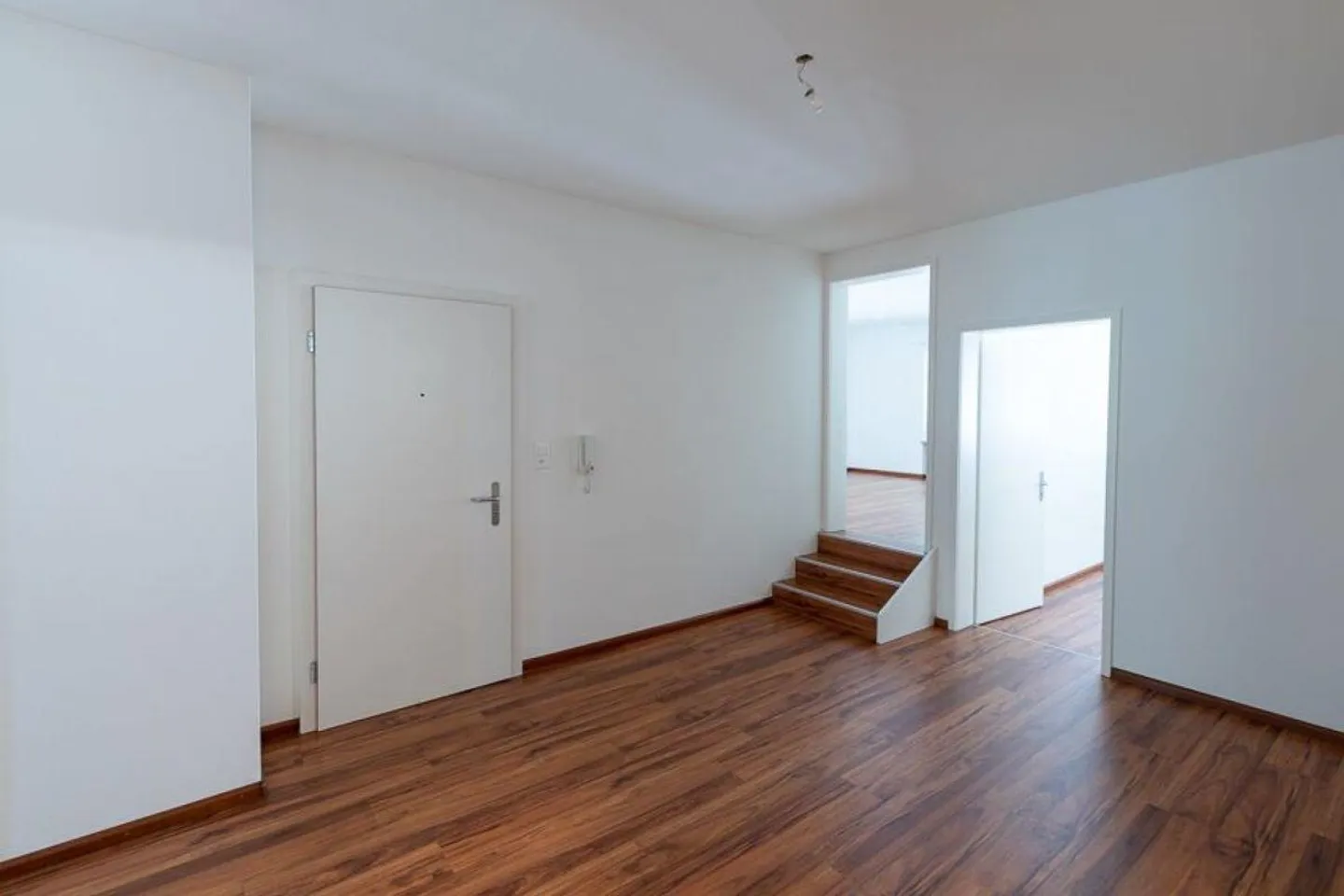 Ampio appartamento di 3,5 locali al 1° piano con area giardino - Foto 6 di 13