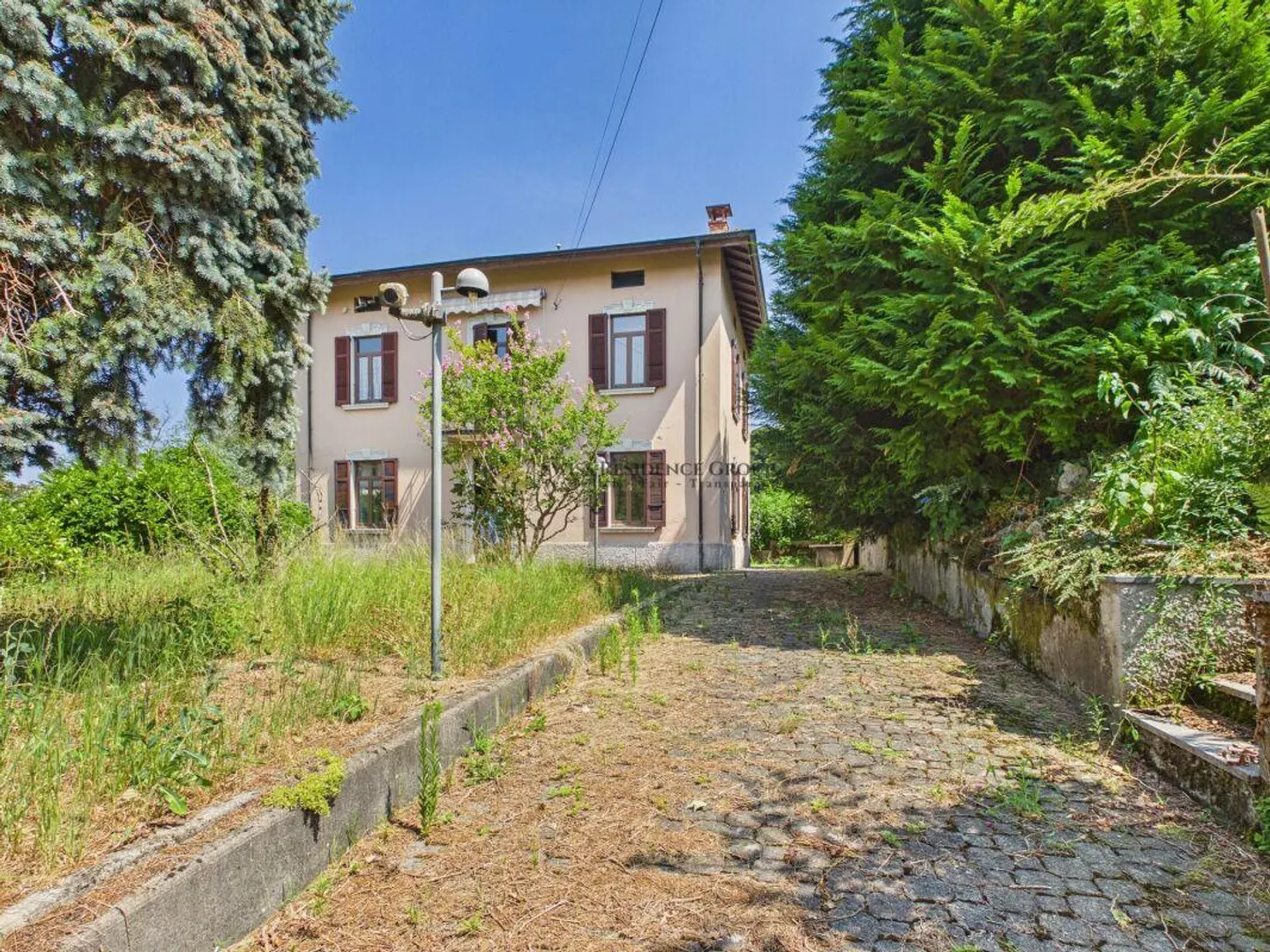 Villa in Pedrinate with large private garden of 601sqm - Photo 1 of 9