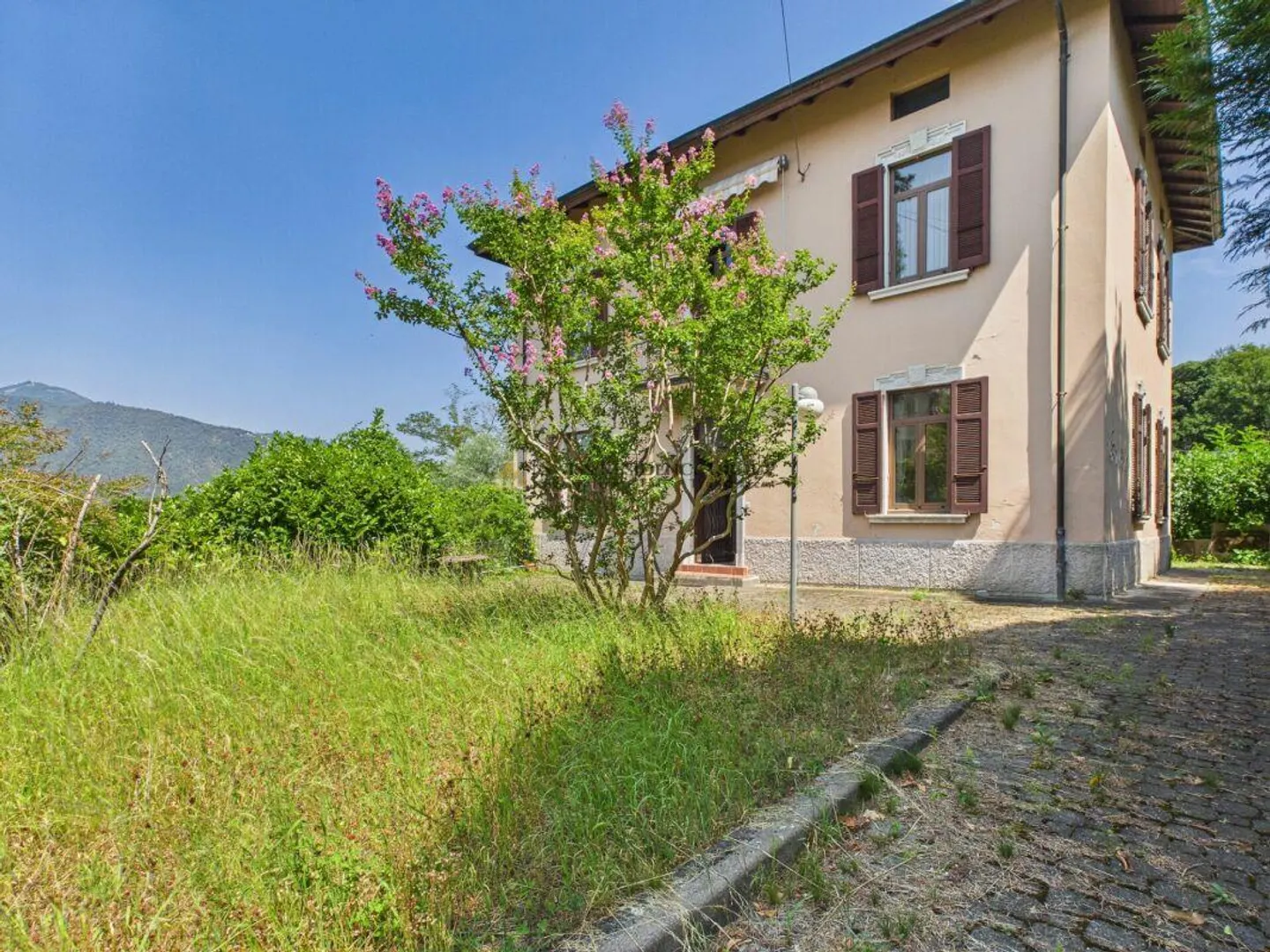 Villa in Pedrinate with large private garden of 601sqm - Photo 8 of 9
