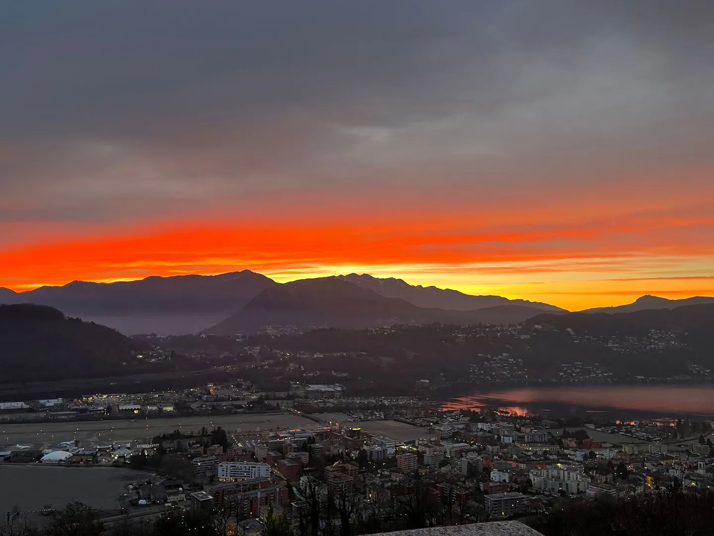Casa unifamiliare con vista sul lago di Lugano e sulle montagne a Cimo - Foto 2 di 8