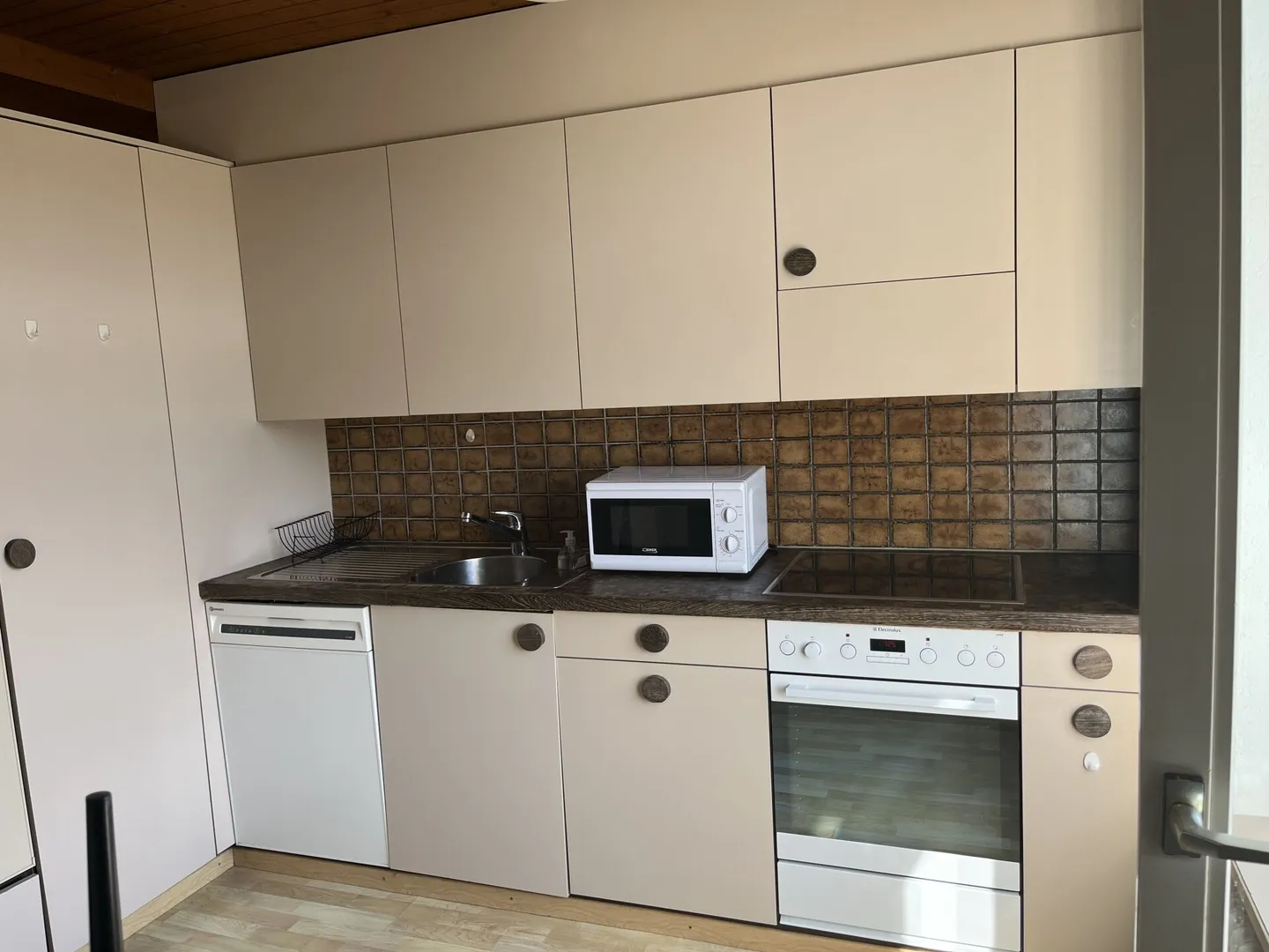 Furnished Room in 3-Person Shared Apartment (2nd Floor Right Room 2) - Photo 4 of 4