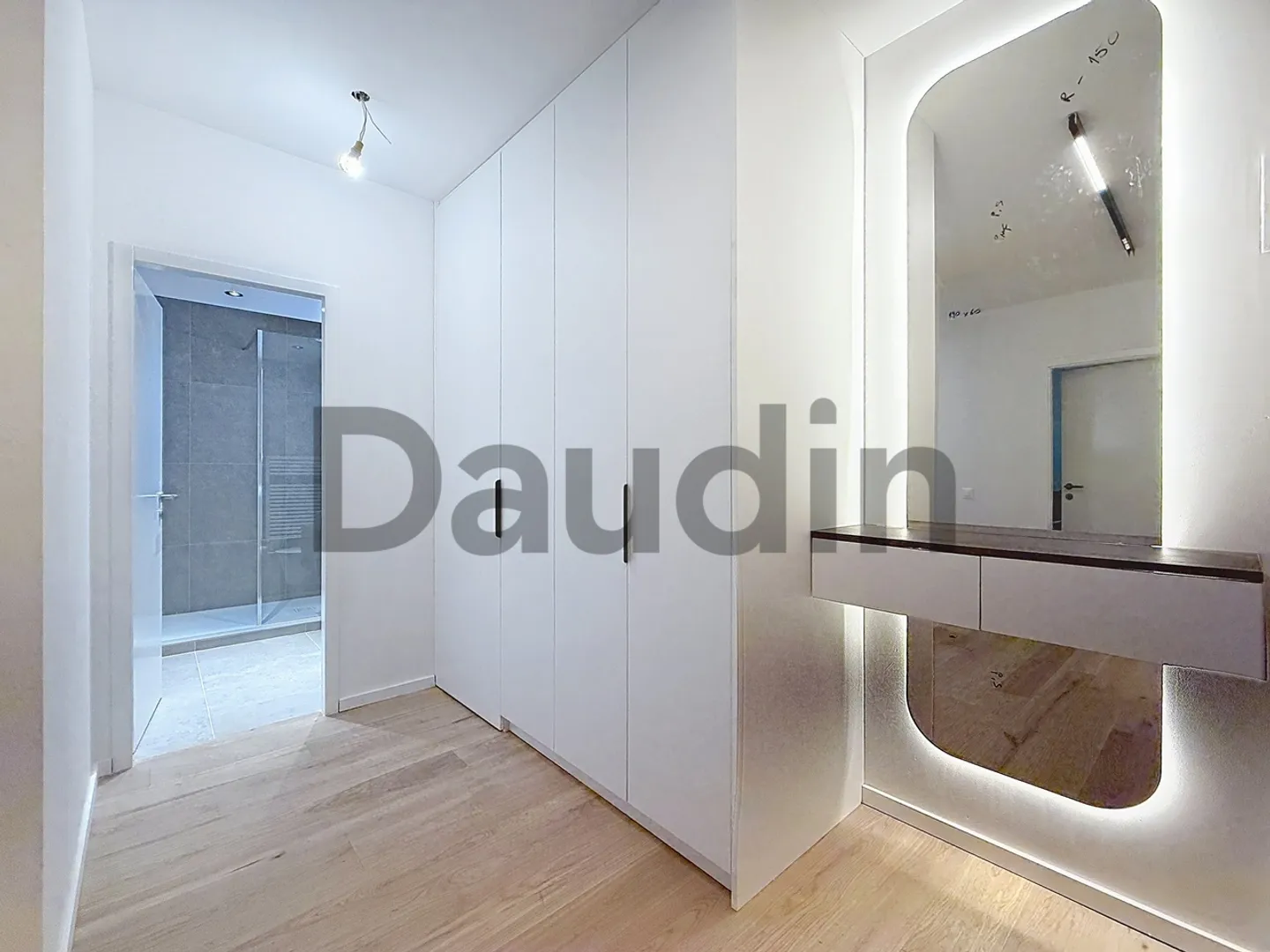 Fully renovated 3-room apartment in the heart of Saint-Jean - Photo 3 of 8