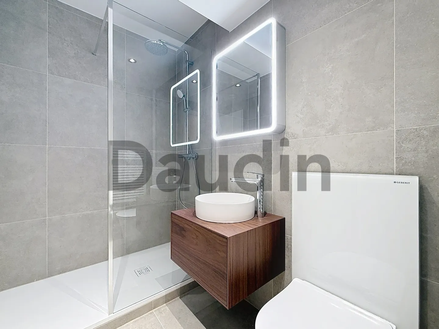 Fully renovated 3-room apartment in the heart of Saint-Jean - Photo 7 of 8
