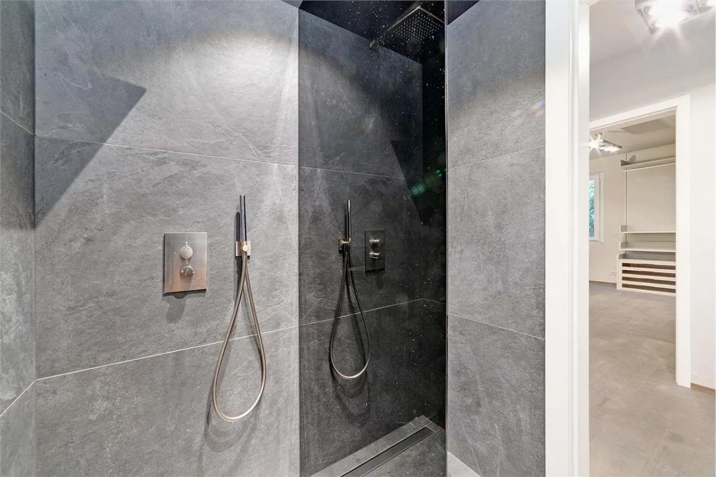 PRESTIGIÖSE 3.5-ZIMMER-WOHNUNG MIT SEEBLICK IN PORZA - Foto 11 von 13