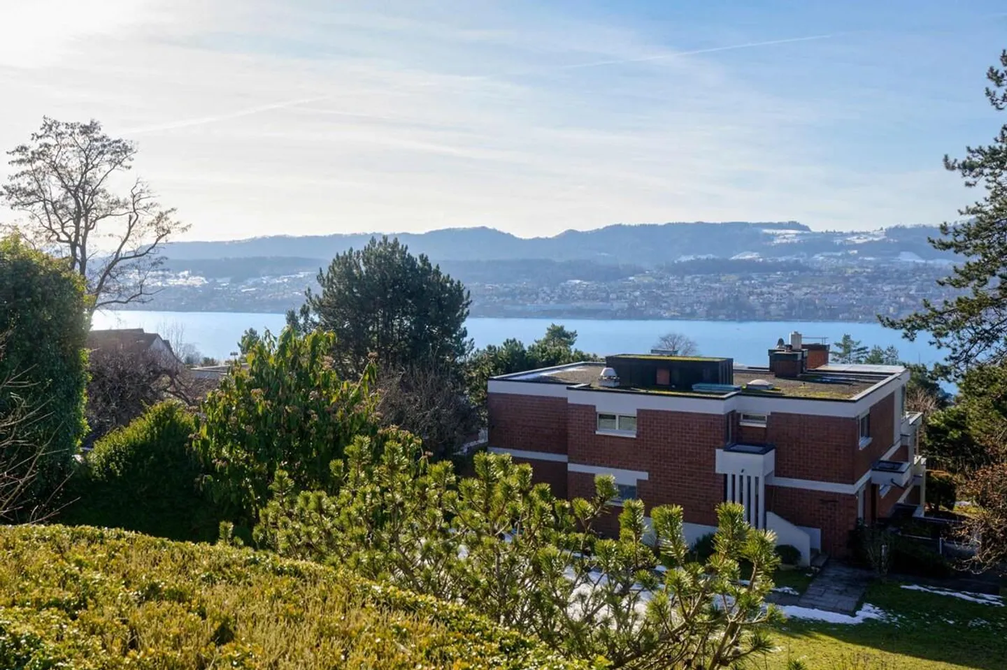 Küsnacht: appartamento giardino tranquillo con vista lago e grande potenziale - Foto 1 di 5