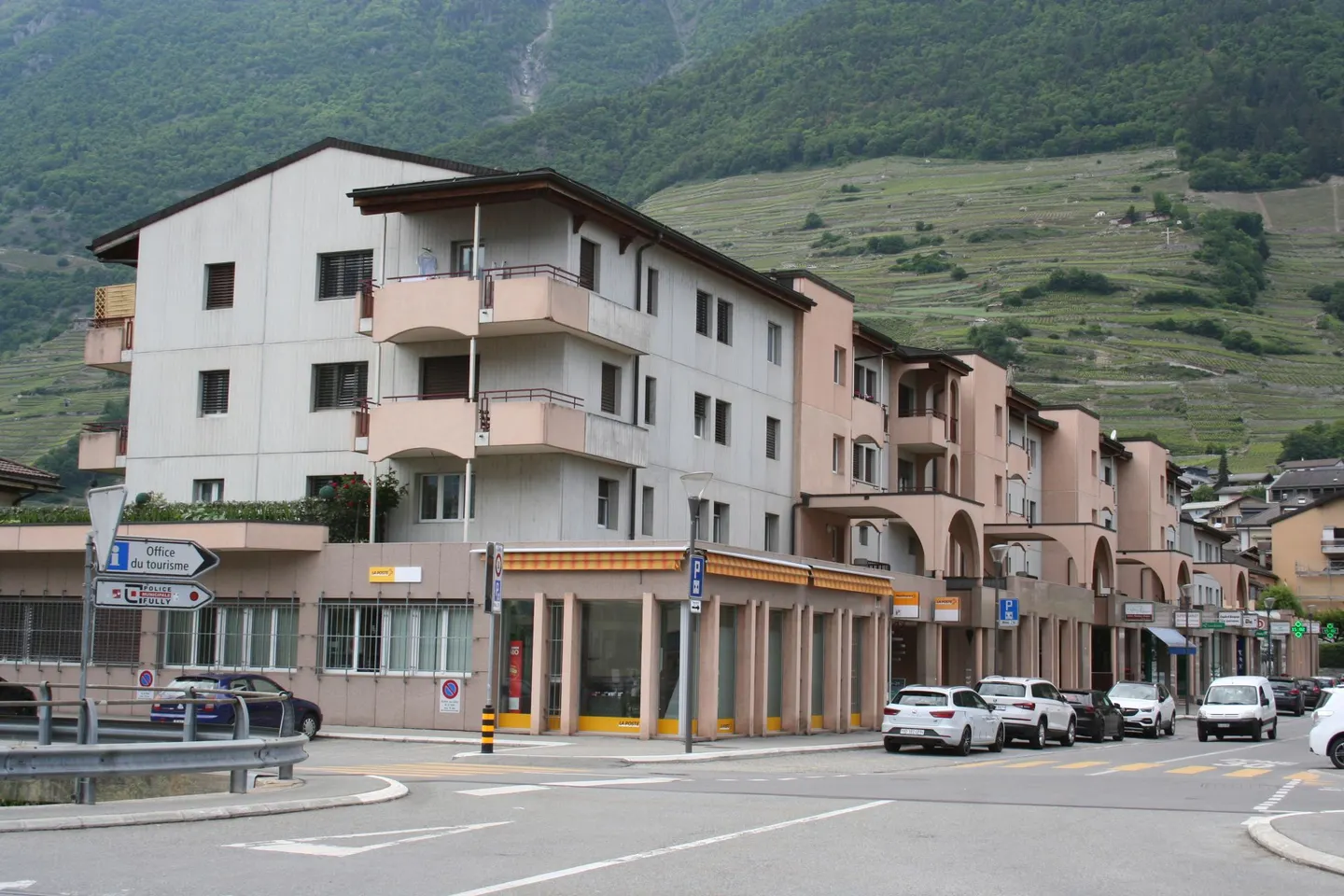In affitto posti auto esterni con barriera sicura - Foto 1 di 1