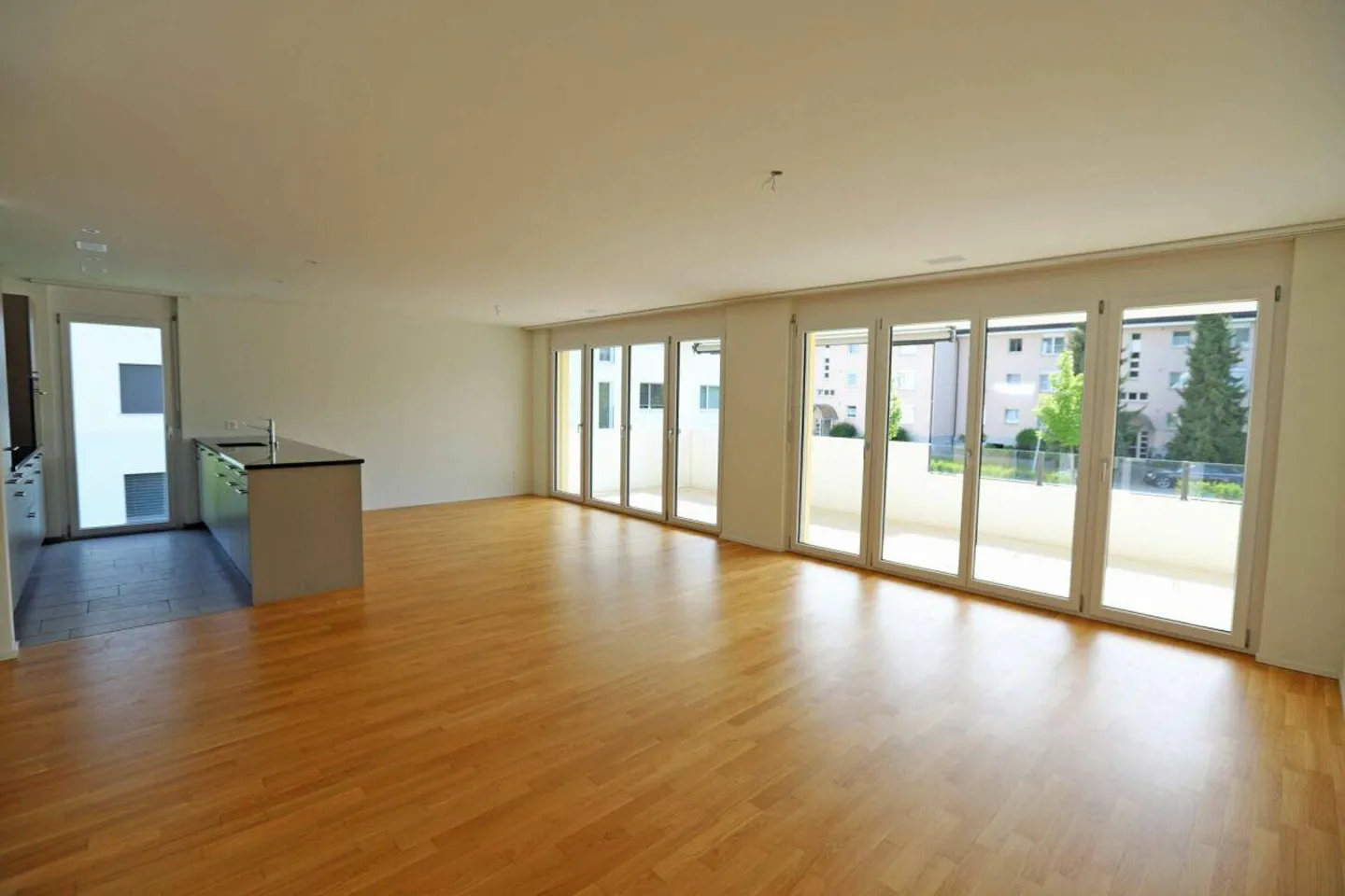 Spacious 4.5 room apartment in a family-friendly neighborhood! - Photo 2 of 9