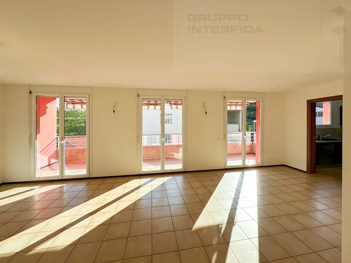 Grande Appartamento con Balcone - Foto 3 di 12