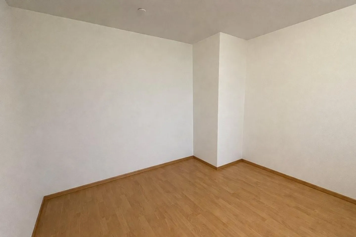 Modern and centrally located 3-room apartment for rent - Photo 4 of 7
