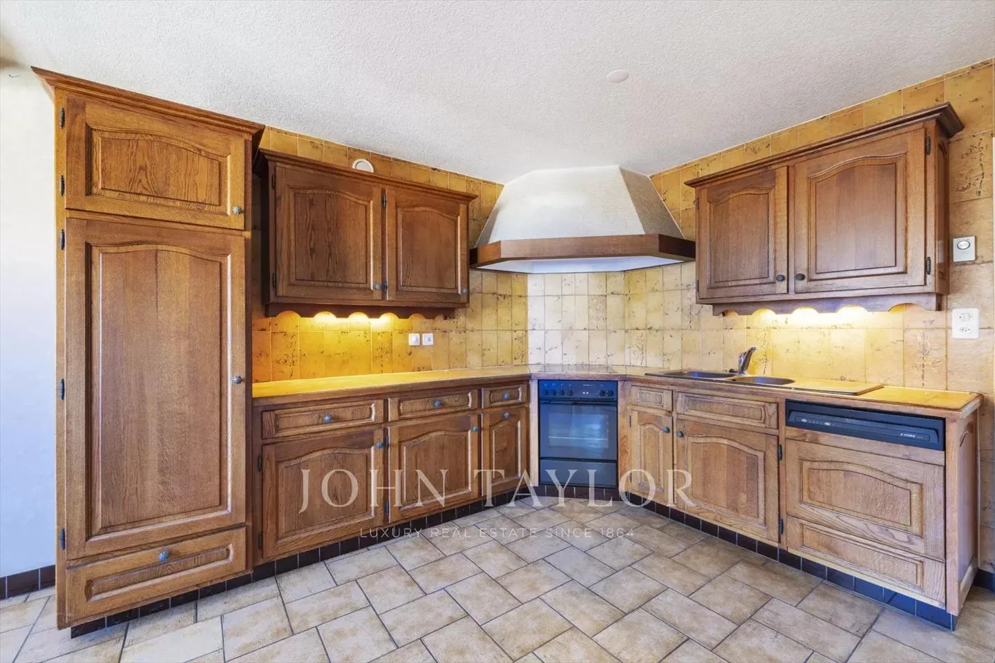 House in the village with wine cellar, to renovate, in the heart of Chamoson! - Photo 3 of 13