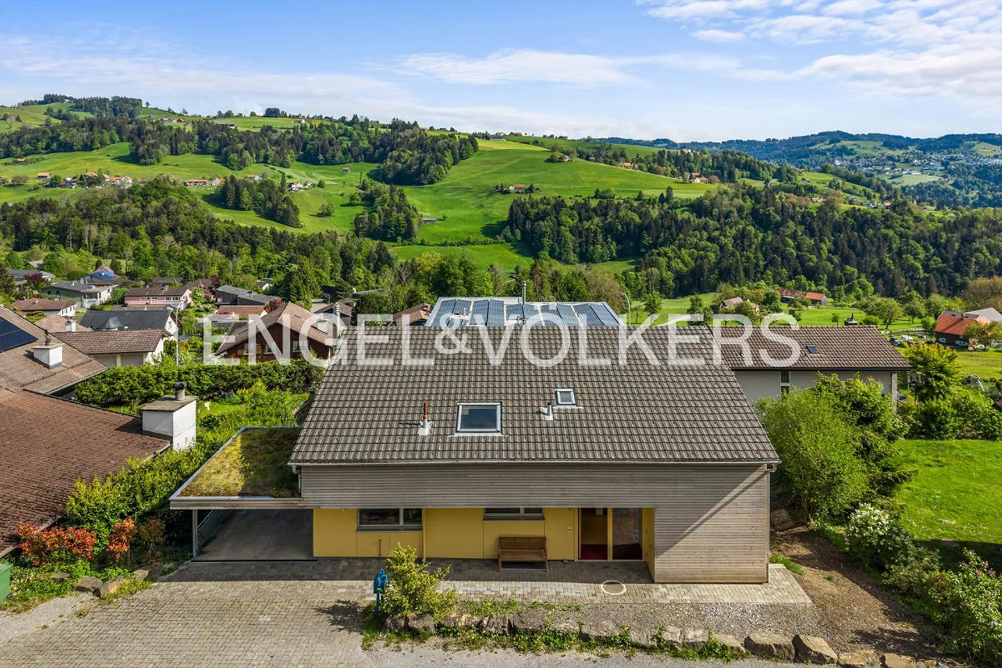Geräumiges Familienhaus in ruhiger Lage - Foto 1 von 2