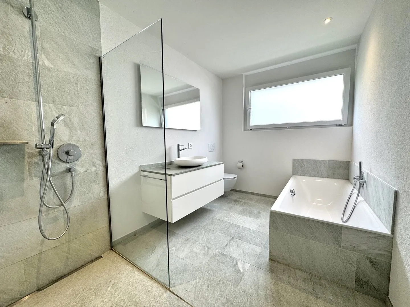 Appartement de jardin moderne dans un emplacement idyllique avec un très grand jardin - Photo 5 sur 6