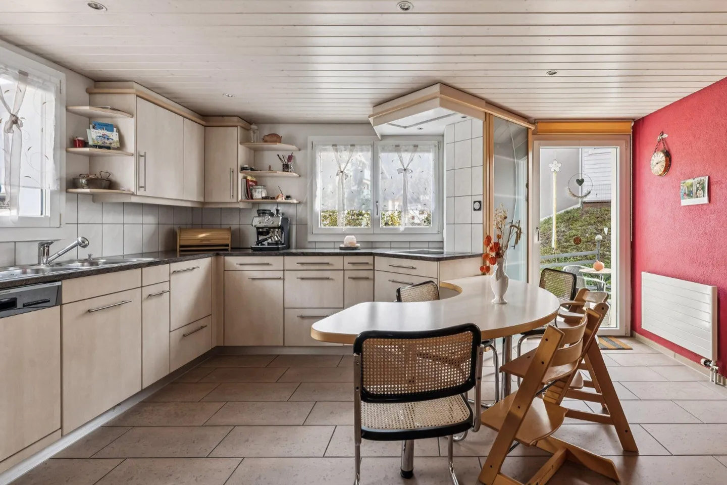 Charmante maison individuelle de 6,5 pièces avec cheminée et garage à Kerns - Photo 2 sur 10