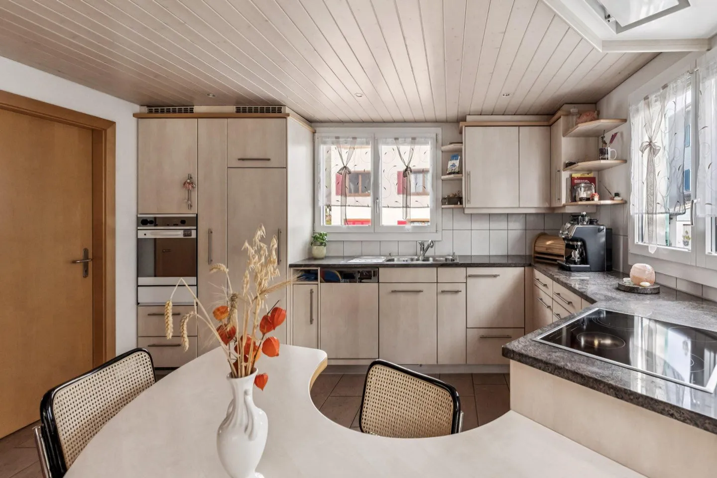 Charmante maison individuelle de 6,5 pièces avec cheminée et garage à Kerns - Photo 3 sur 10