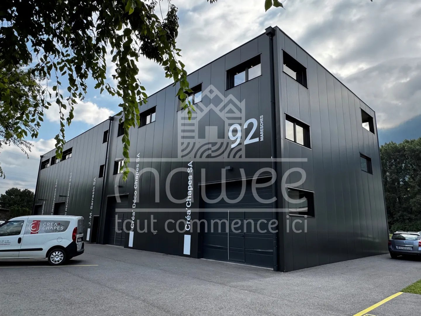 Box di 100 m² con posti auto inclusi - Foto 1 di 4