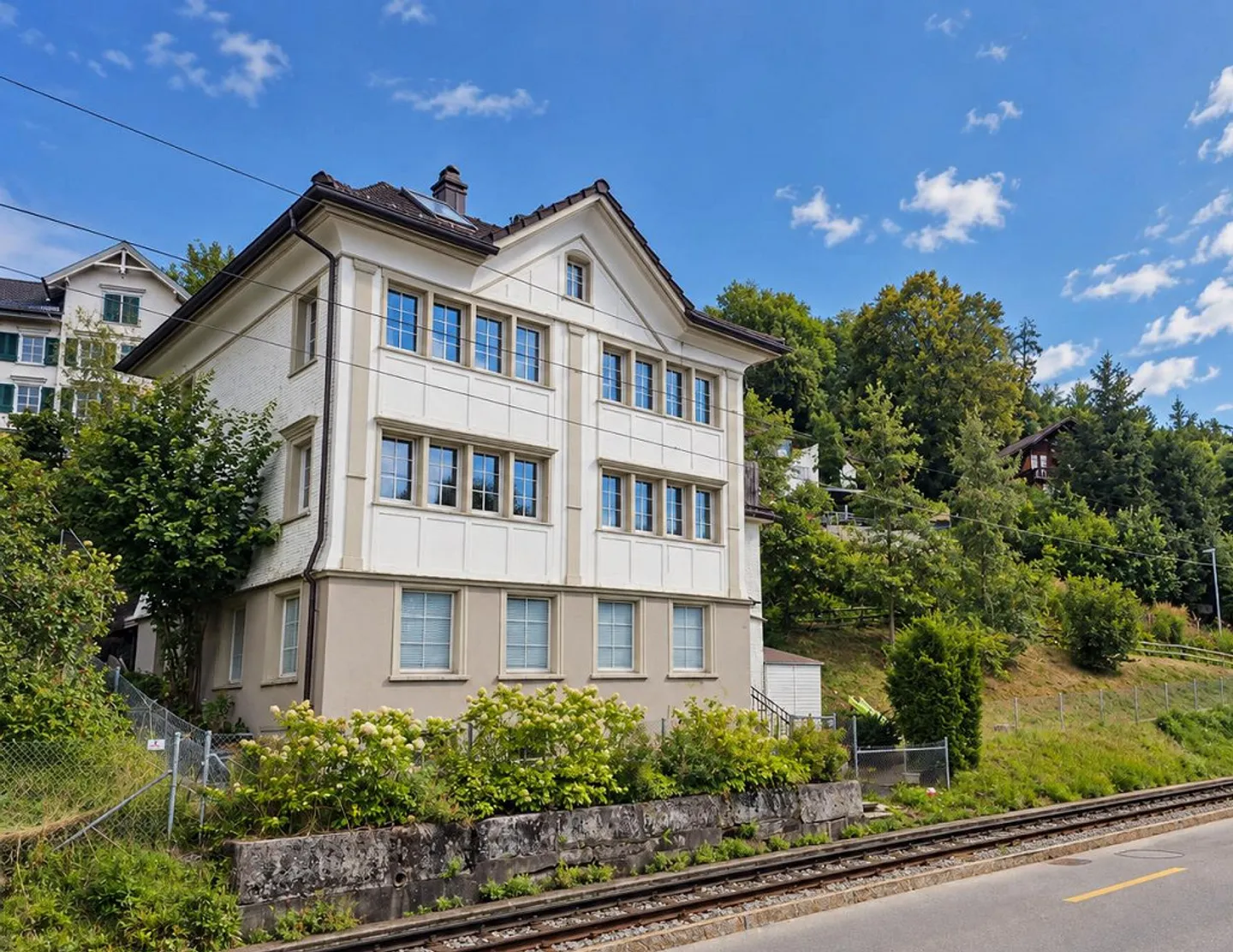 Maison de 6,5 pièces modernisée avec grand jardin - Photo 1 sur 11