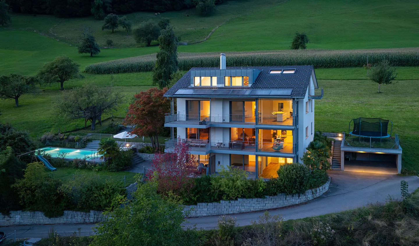 Charmante Attika-Maisonette mit Pool - Foto 1 von 6