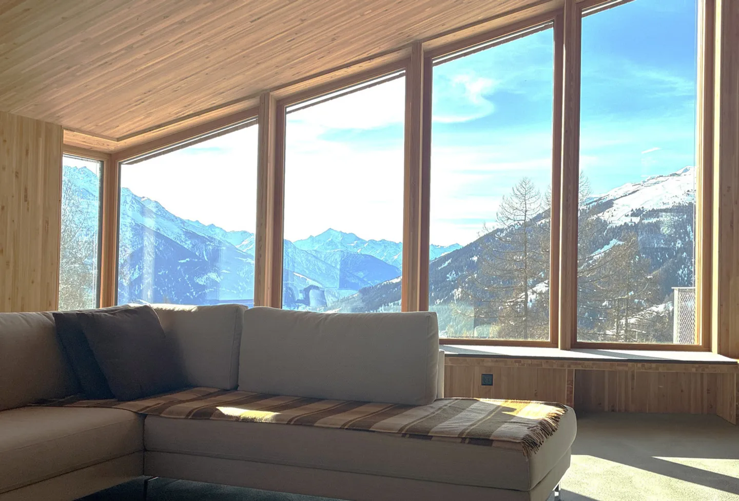 Casa unifamiliare architettonicamente eccezionale in una posizione panoramica di prima classe nelle Alpi svizzere - una seconda casa con comfort abitativo e vista ampia - Foto 8 di 13