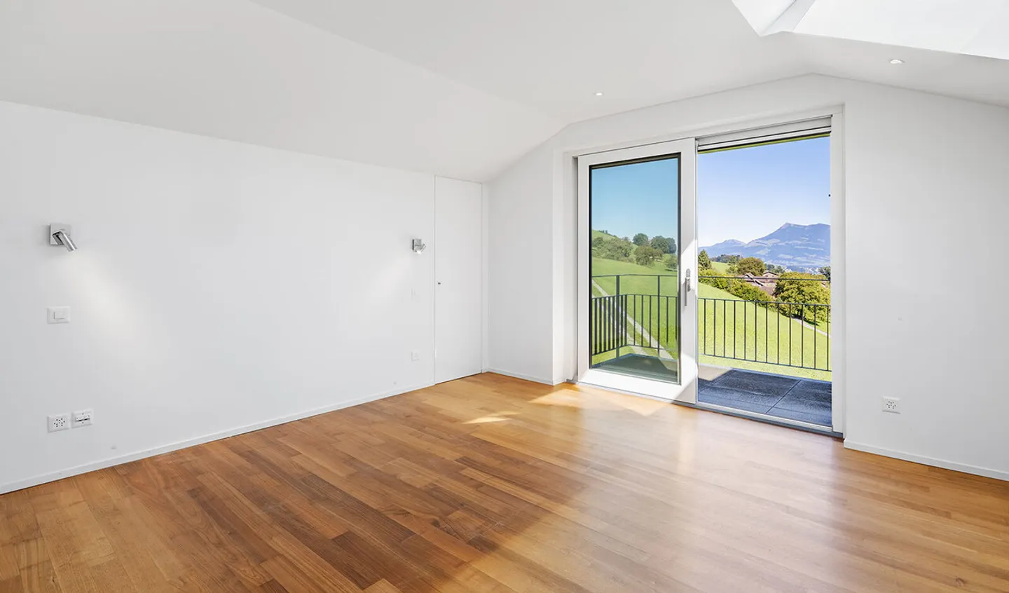 Charmante Attika-Maisonette mit Pool - Foto 3 von 6