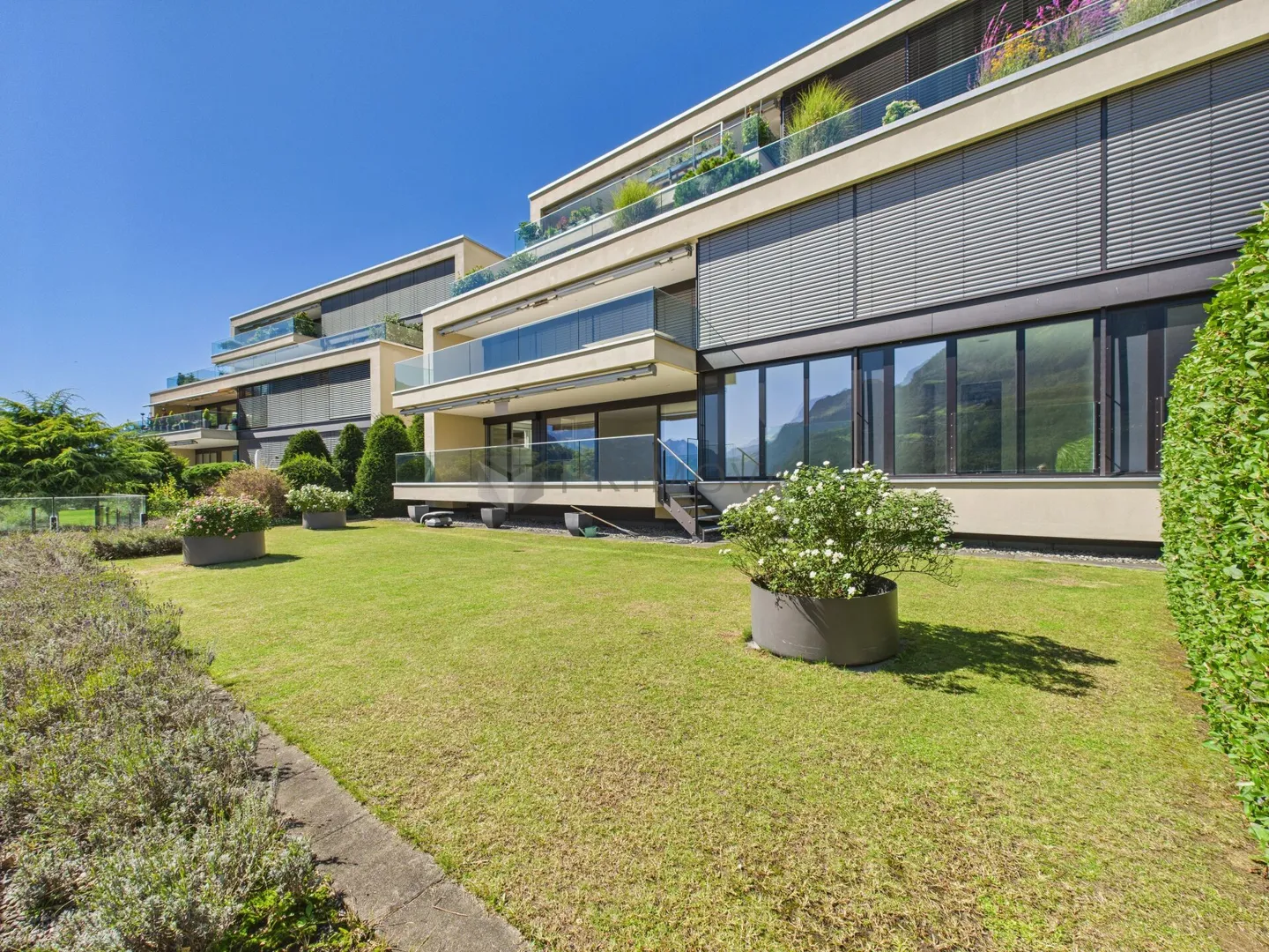 Spacious terrace apartment with garden and panoramic view of the mountains and the lake! - Photo 12 of 16