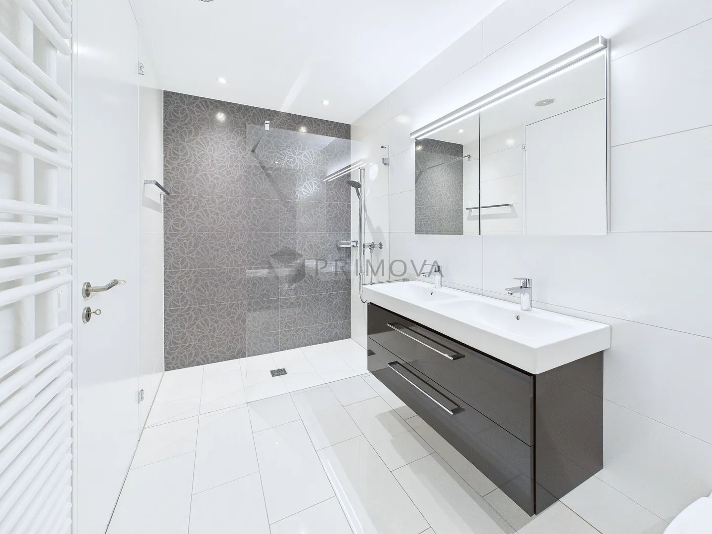 Spacious terrace apartment with garden and panoramic view of the mountains and the lake! - Photo 9 of 16