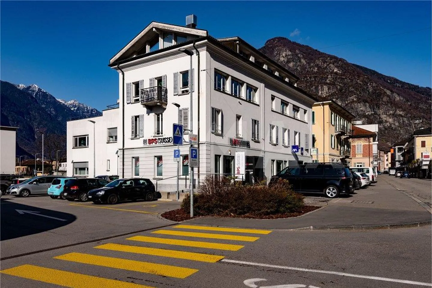 Bâtiment commercial et résidentiel avec revenu stable - Photo 1 sur 13