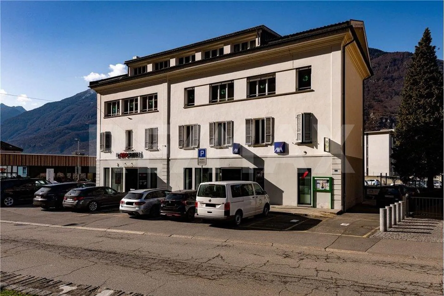 Bâtiment commercial et résidentiel avec revenu stable - Photo 3 sur 13