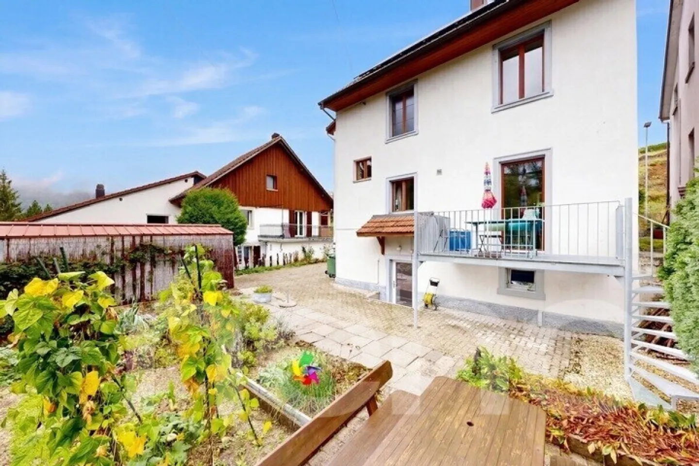 Casa Familiare Atipica Ristrutturata con Giardino e Garage Indipendente - Foto 2 di 12