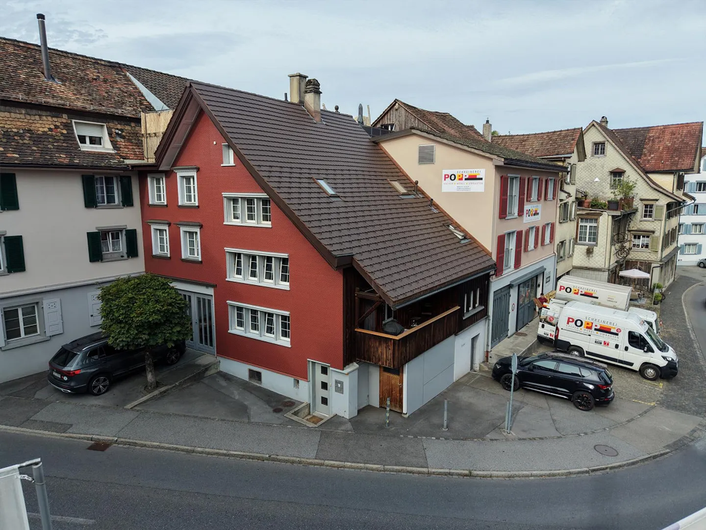 Casa angolare in una zona residenziale centrale - Foto 1 di 8