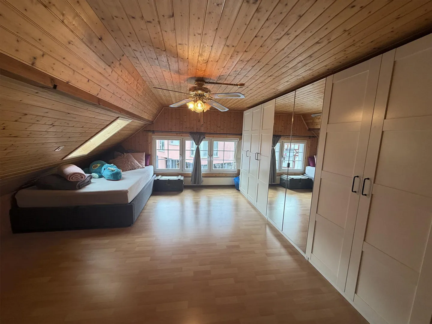 Casa angolare in una zona residenziale centrale - Foto 7 di 8