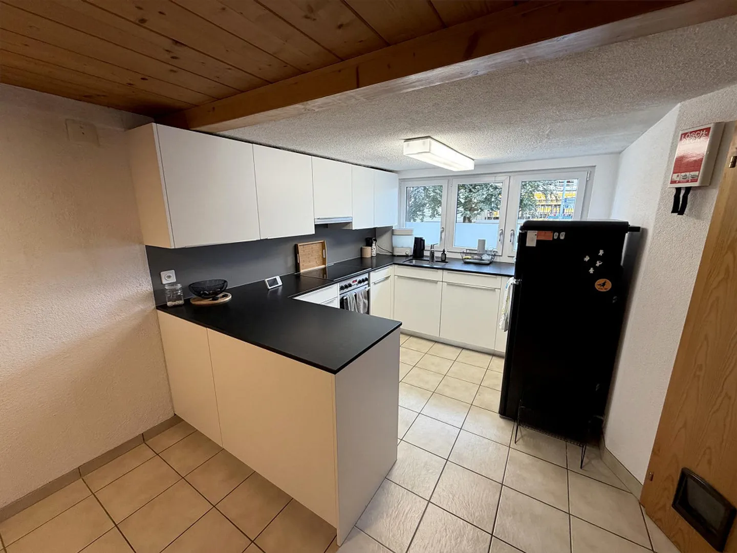 Casa angolare in una zona residenziale centrale - Foto 2 di 8