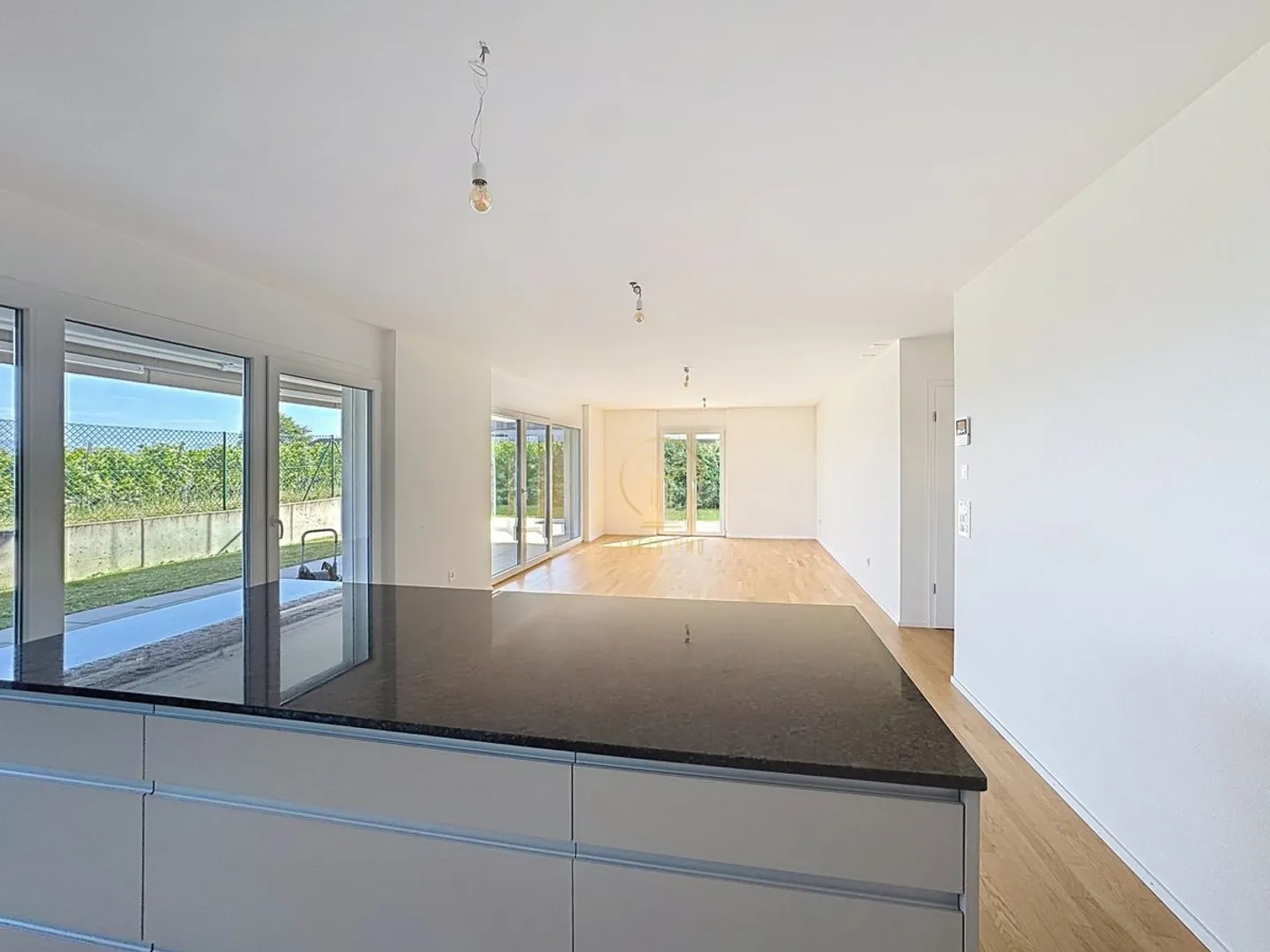 Modern Apartment with Terrace View - Photo 4 of 11