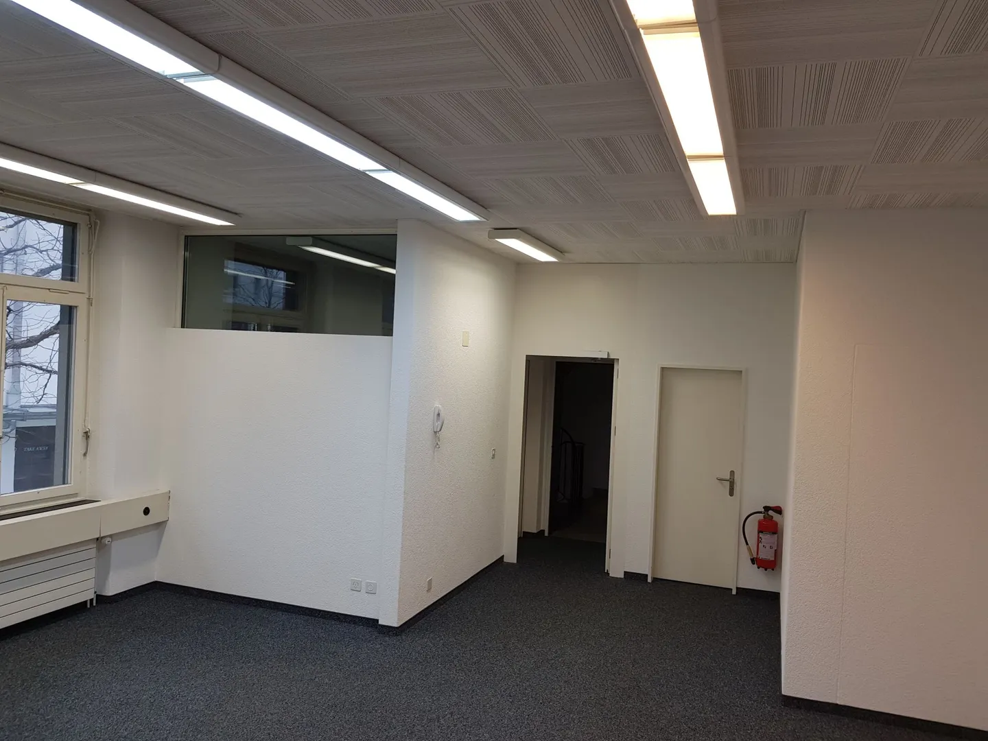 Ufficio pratico con WC e frigorifero direttamente alla stazione - Foto 3 di 9