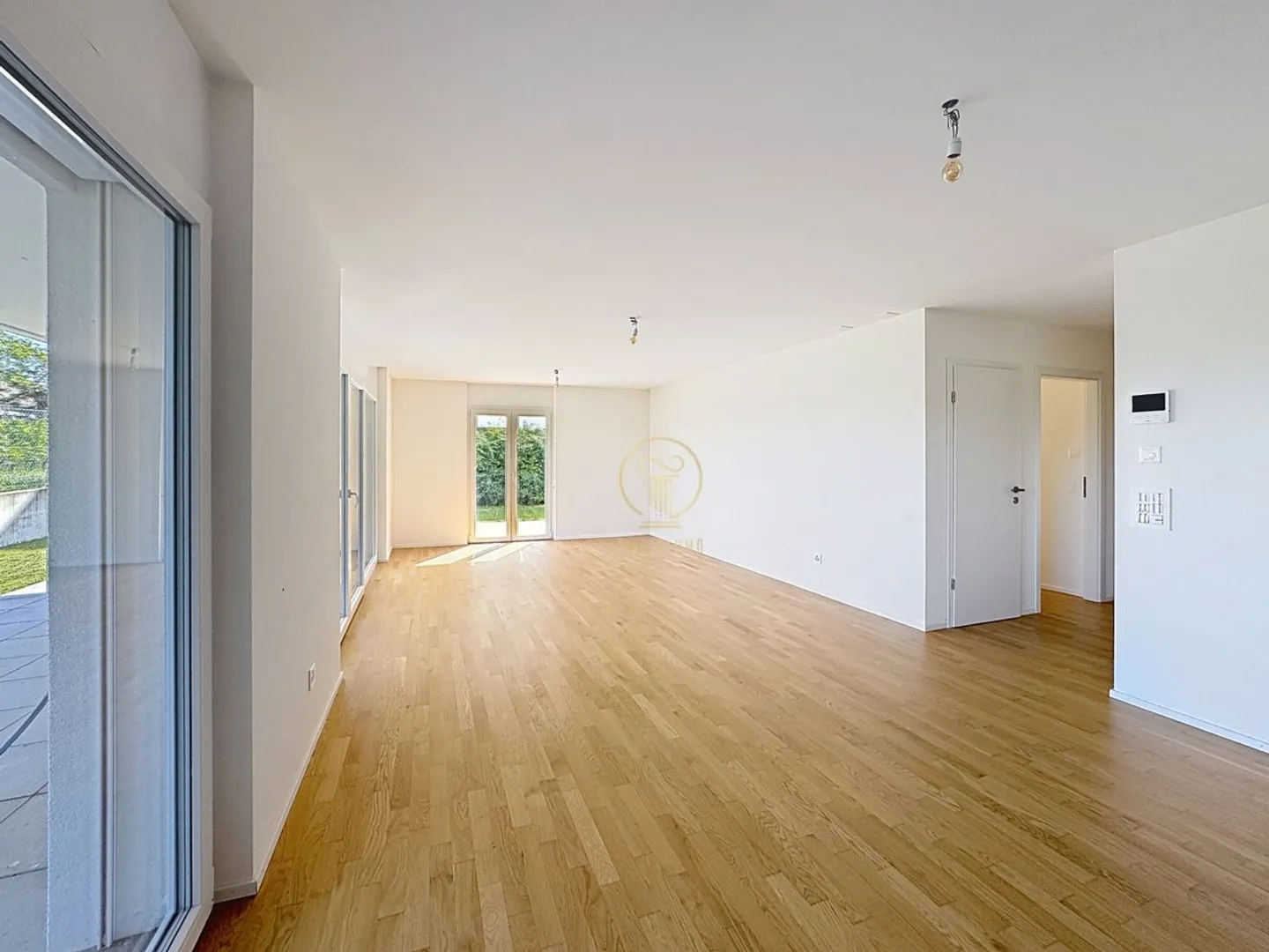 Modern Apartment with Terrace View - Photo 5 of 11