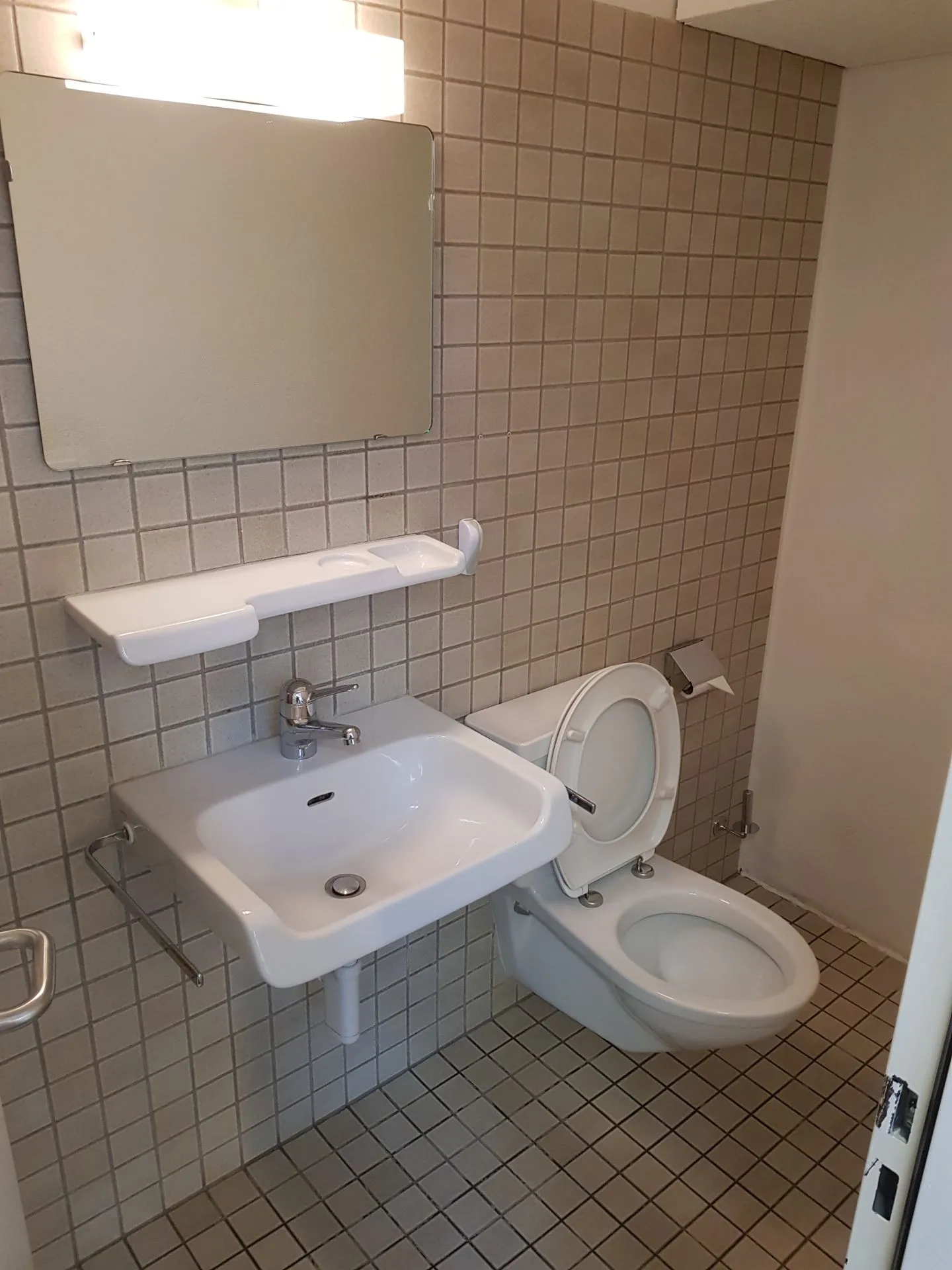 Ufficio pratico con WC e frigorifero direttamente alla stazione - Foto 6 di 9
