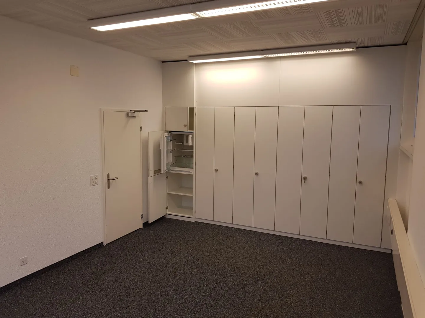 Ufficio pratico con WC e frigorifero direttamente alla stazione - Foto 8 di 9
