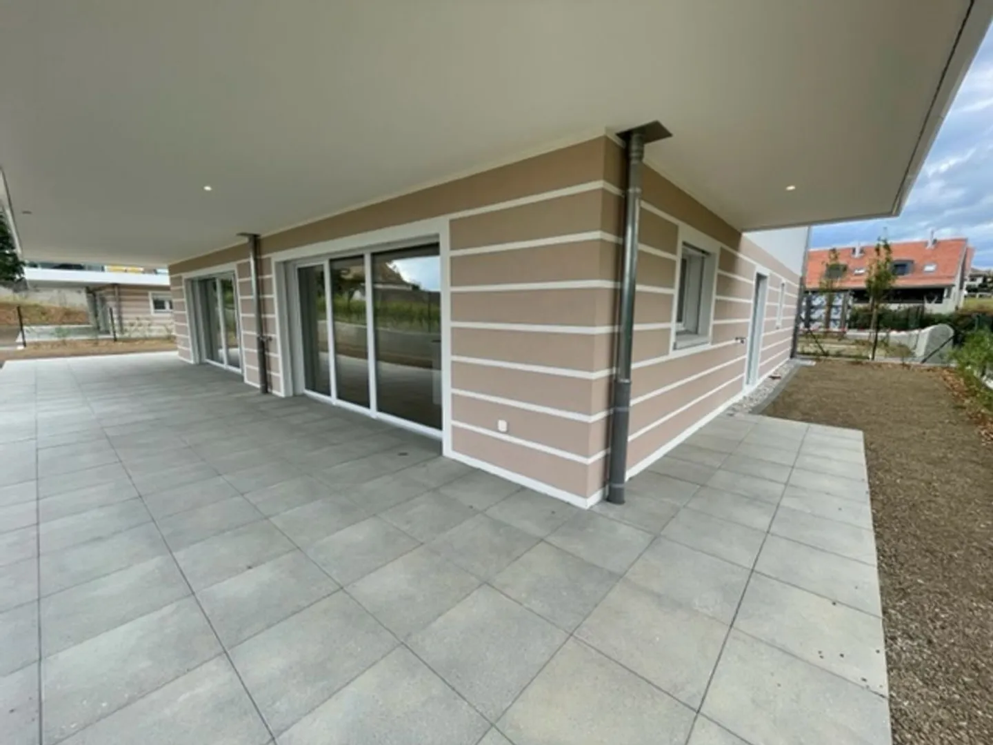 Modern Apartment with Terrace View - Photo 10 of 11