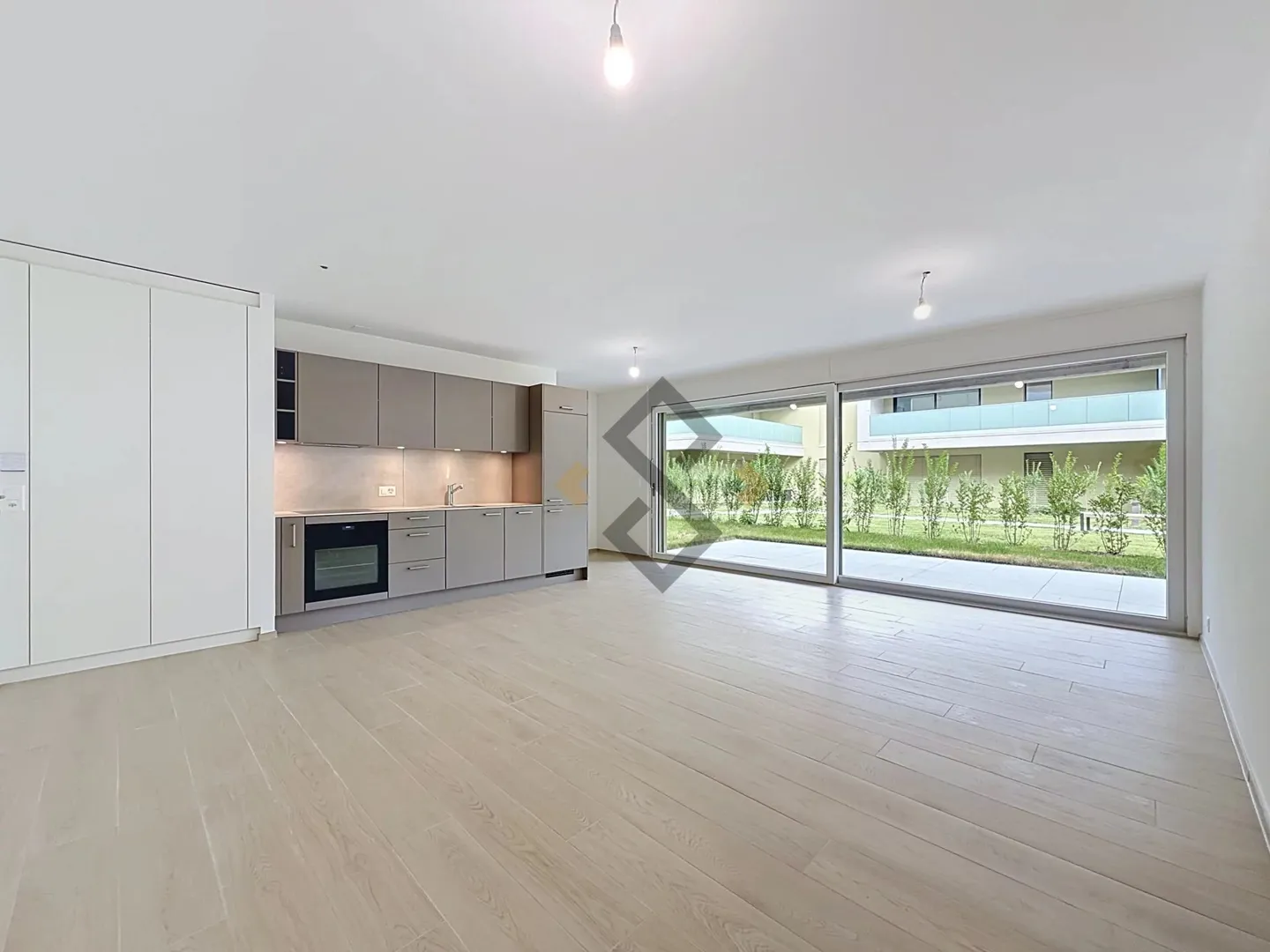 Modern Apartment with Garden - Photo 2 of 12