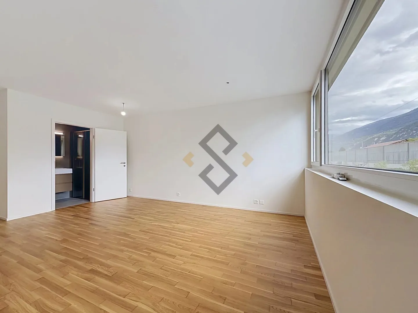 Modern Apartment with Garden - Photo 3 of 12