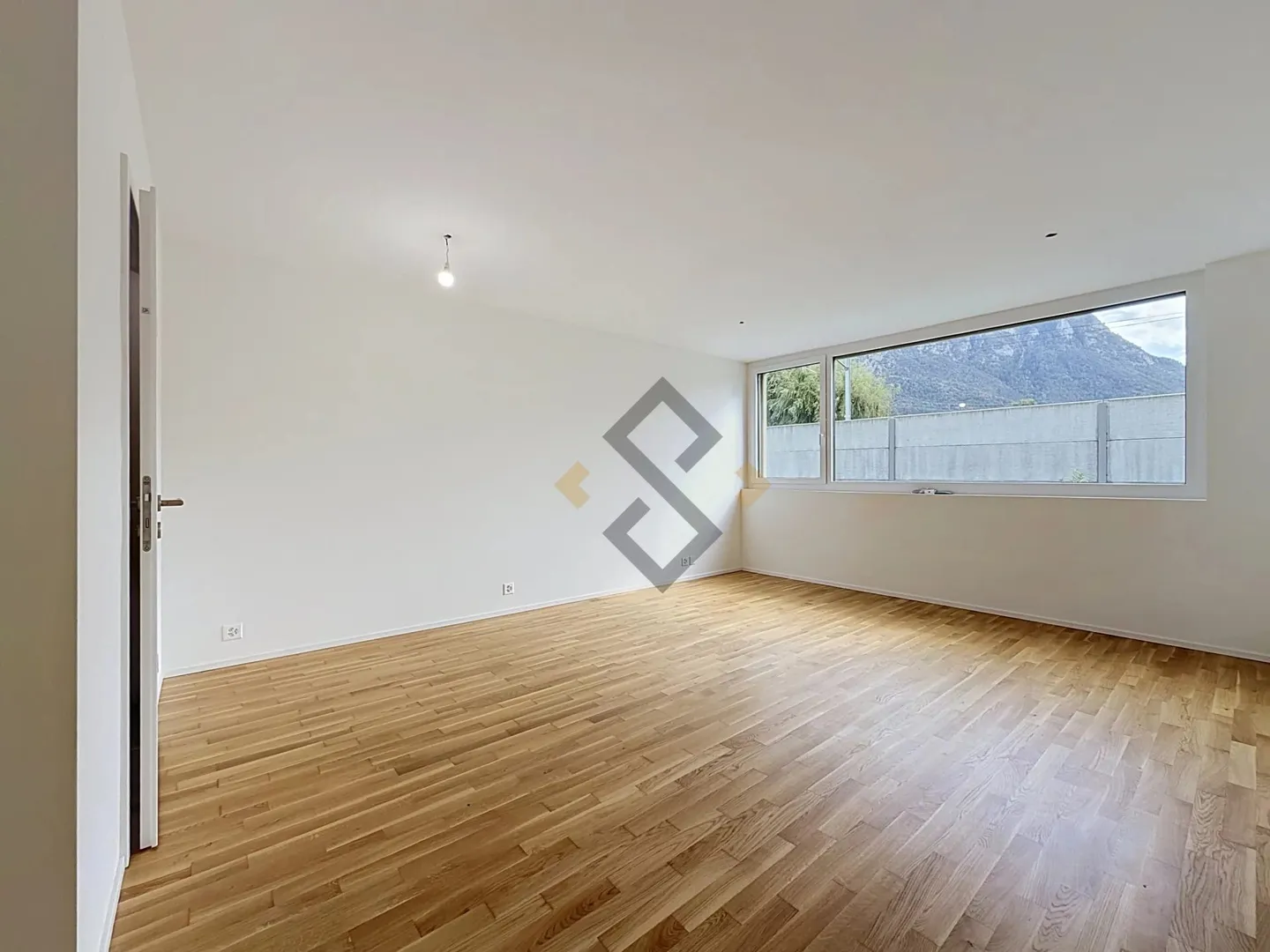 Modern Apartment with Garden - Photo 4 of 12