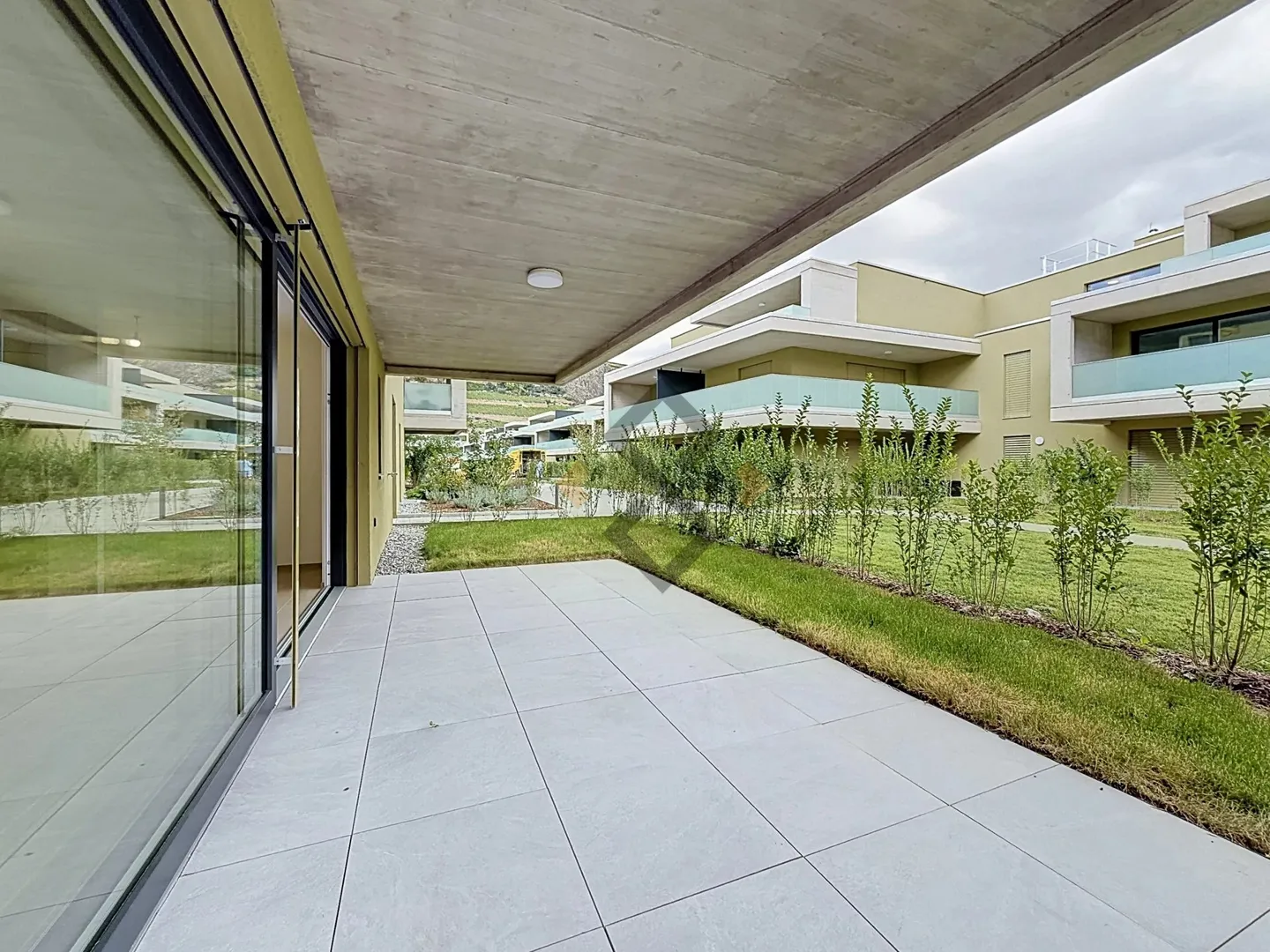 Modern Apartment with Garden - Photo 9 of 12